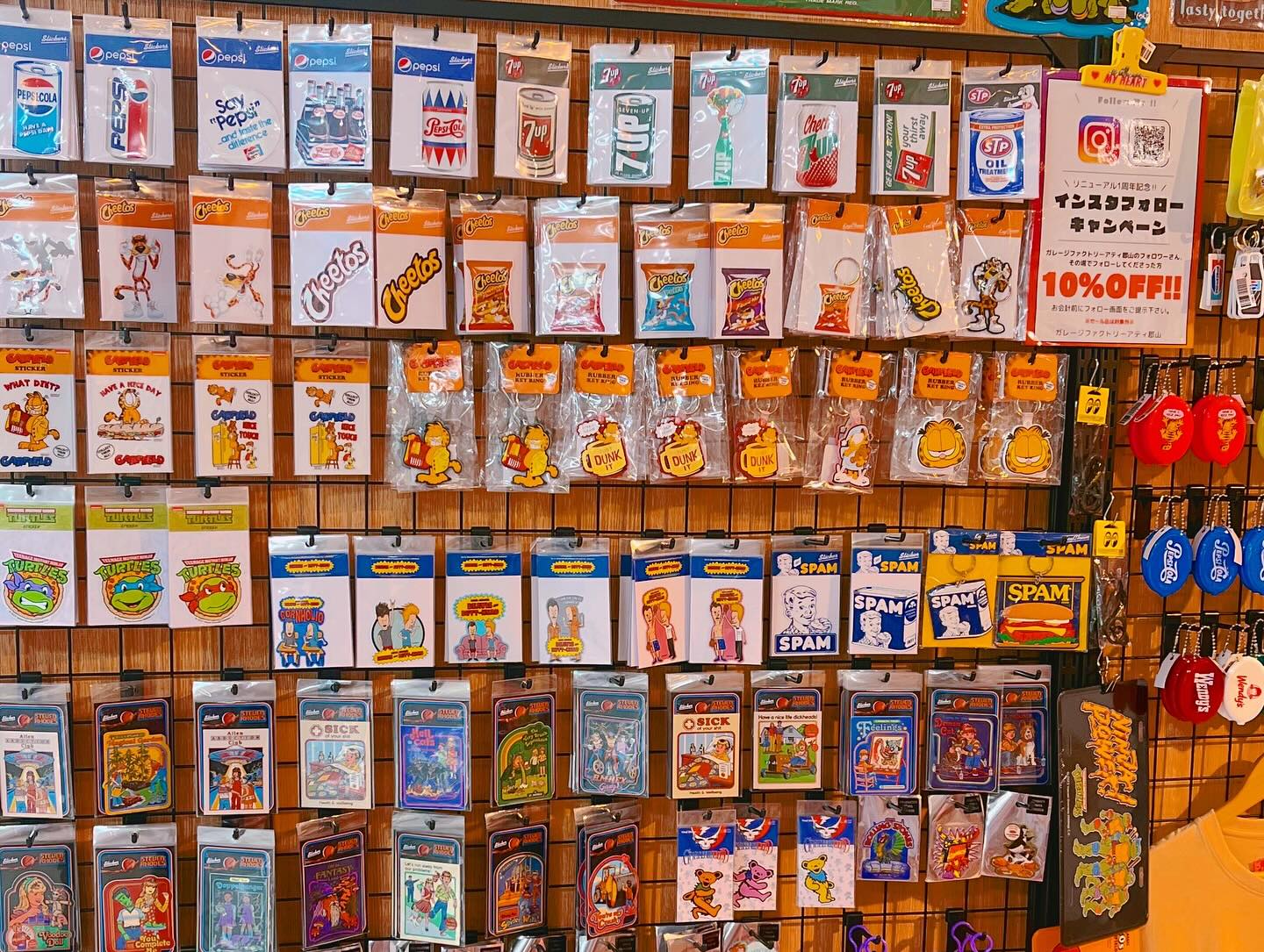 RECOMMEND ITEM アメリカンなキーチェーン、ラバーコインケース、 ステッカー、ワッペン etc…大量販売中！  この辺はガレファク鉄板アイテムなので この機会に是非GETしてみてくださいね🧸 #アメリカン雑貨 #雑貨屋 #雑貨屋巡り #アメキャラ #アメトイ  #アティ郡山 ...