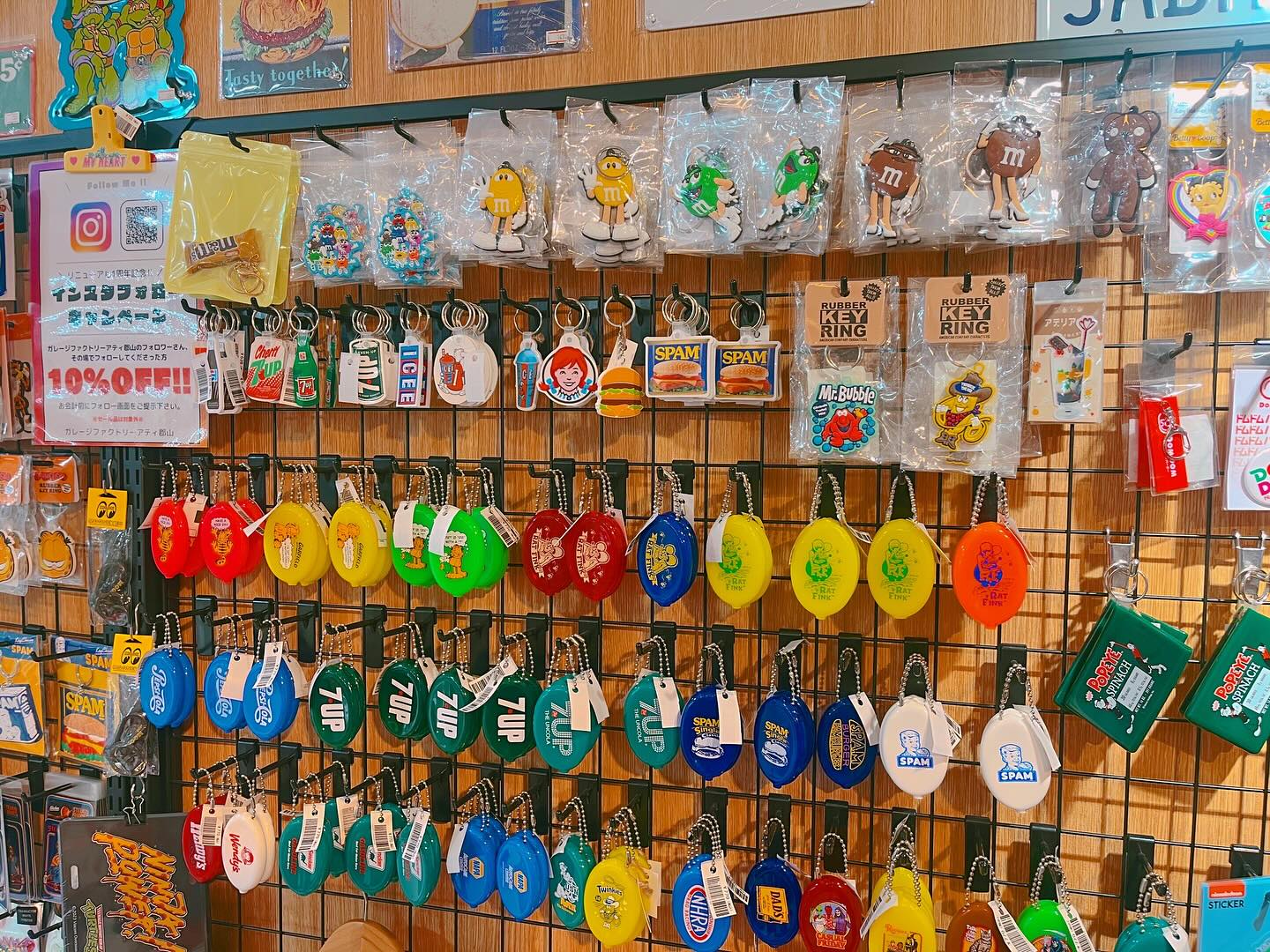 RECOMMEND ITEM アメリカンなキーチェーン、ラバーコインケース、 ステッカー、ワッペン etc…大量販売中！  この辺はガレファク鉄板アイテムなので この機会に是非GETしてみてくださいね🧸 #アメリカン雑貨 #雑貨屋 #雑貨屋巡り #アメキャラ #アメトイ  #アティ郡山 ...