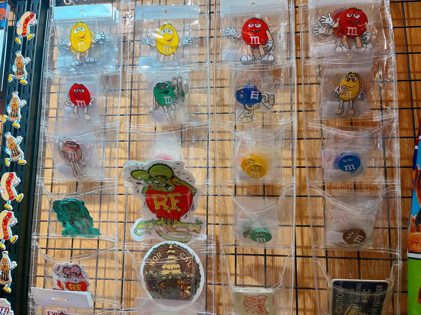 RECOMMEND ITEM アメリカンなキーチェーン、ラバーコインケース、 ステッカー、ワッペン etc…大量販売中！  この辺はガレファク鉄板アイテムなので この機会に是非GETしてみてくださいね🧸 #アメリカン雑貨 #雑貨屋 #雑貨屋巡り #アメキャラ #アメトイ  #アティ郡山 ...