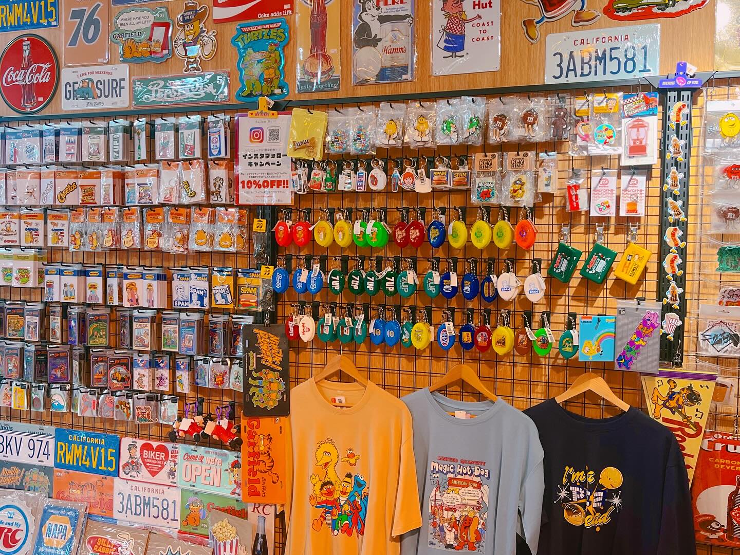 RECOMMEND ITEM アメリカンなキーチェーン、ラバーコインケース、 ステッカー、ワッペン etc…大量販売中！  この辺はガレファク鉄板アイテムなので この機会に是非GETしてみてくださいね🧸 #アメリカン雑貨 #雑貨屋 #雑貨屋巡り #アメキャラ #アメトイ  #アティ郡山 ...